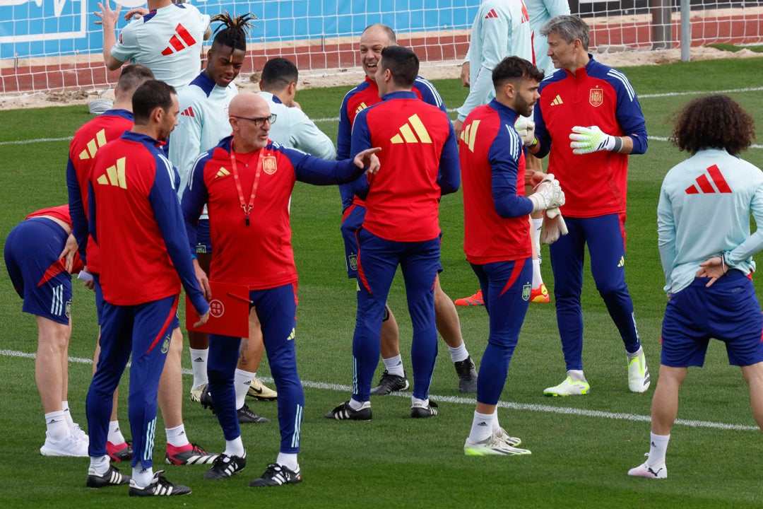 España contra Colombia en medio del ruido exterior España contra Colombia en medio del ruido exterior
