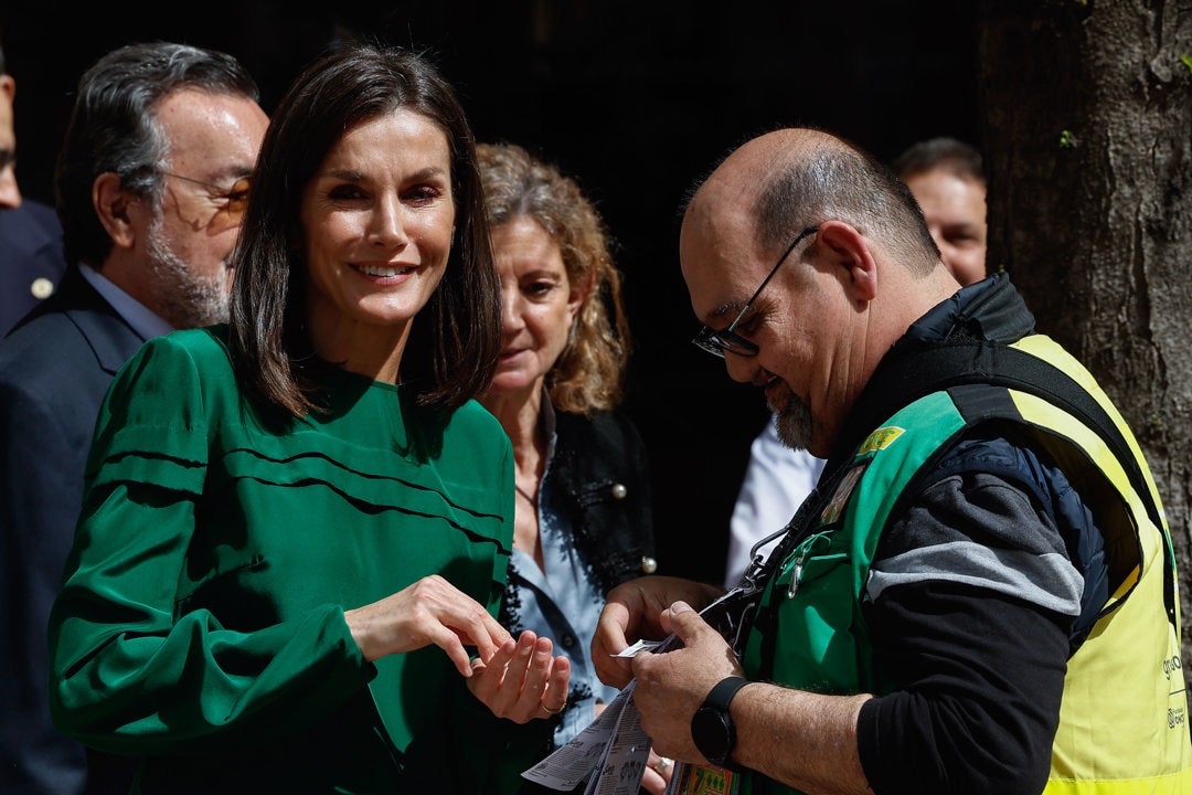 La reina Letizia compra dos cupones de la ONCE antes de sus vacaciones de Semana Santa La reina Letizia compra dos cupones de la ONCE antes de sus vacaciones de Semana Santa