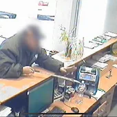 Imágenes recogidas por una de las entidades financieras que atracó el detenido. Imágenes recogidas por una de las entidades financieras que atracó el detenido.