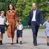 Los príncipes Guillermo y Kate Middleton, con sus hijos en una fotografía de archivo