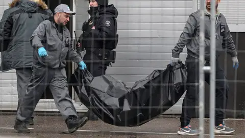 Los servicios de emergencia retiran los cadáveres de los fallecidos en el atentado terrorista de Moscú