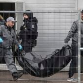 Los servicios de emergencia retiran los cadáveres de los fallecidos en el atentado terrorista de Moscú