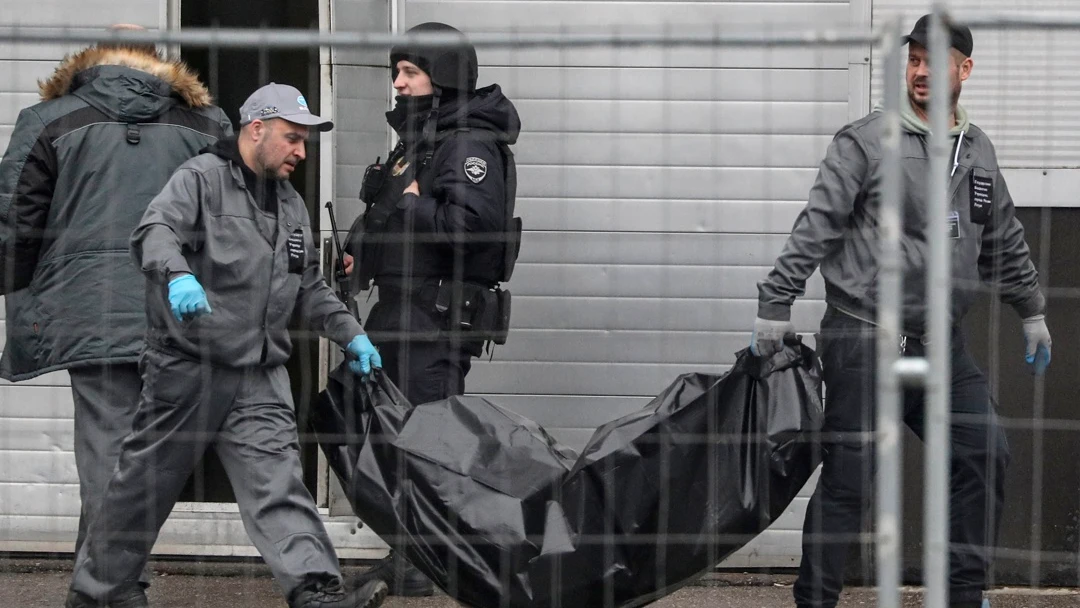 Los servicios de emergencia retiran los cadáveres de los fallecidos en el atentado terrorista de Moscú Los servicios de emergencia retiran los cadáveres de los fallecidos en el atentado terrorista de Moscú
