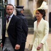 Los hermanos de Kate Middleton, James y Pippa, durante la coronación de Carlos III