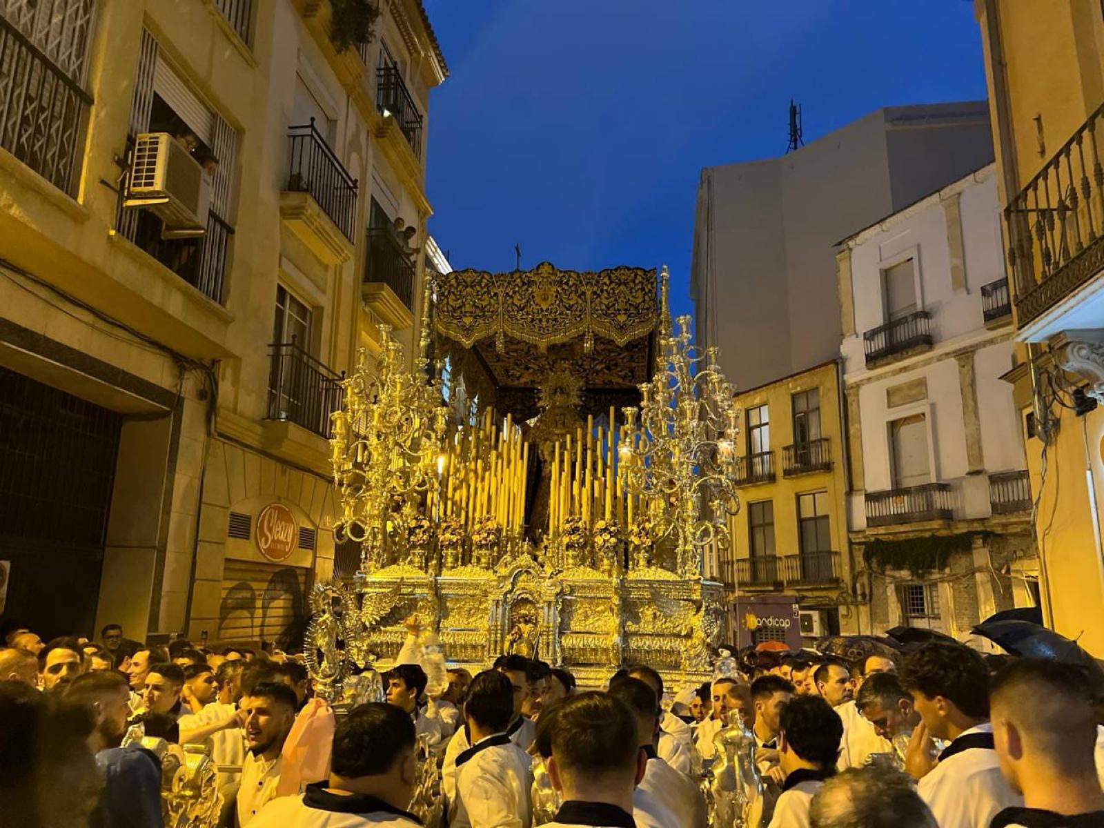 La Cofradía del Prendimiento acelera su paso por Calle Carrión y apura la vuelta a su casa hermandad por culpa de la lluvia La Cofradía del Prendimiento acelera su paso por Calle Carrión y apura la vuelta a su casa hermandad por culpa de la lluvia