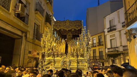 Gran Perd&oacute;n apura su subida por Calle Carri&oacute;n pasada por agua 