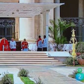 Palma blanca de Elche (a la derecha de la imagen) en el Altar de la Plaza de San Pedro del Vaticano.
