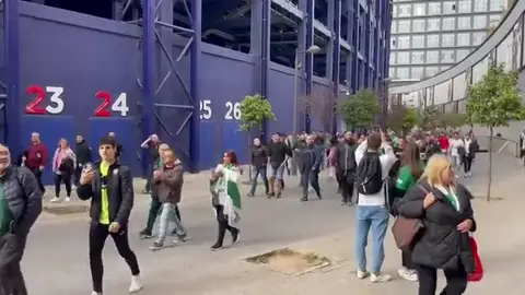 Aficionados del Elche CF en los alrededores del estadio Ciutat de València. La afición del Elche CF en los alrededores del estadio Ciutat de València