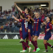 Las futbolistas del Barça celebra uno de los goles en Valdebebas