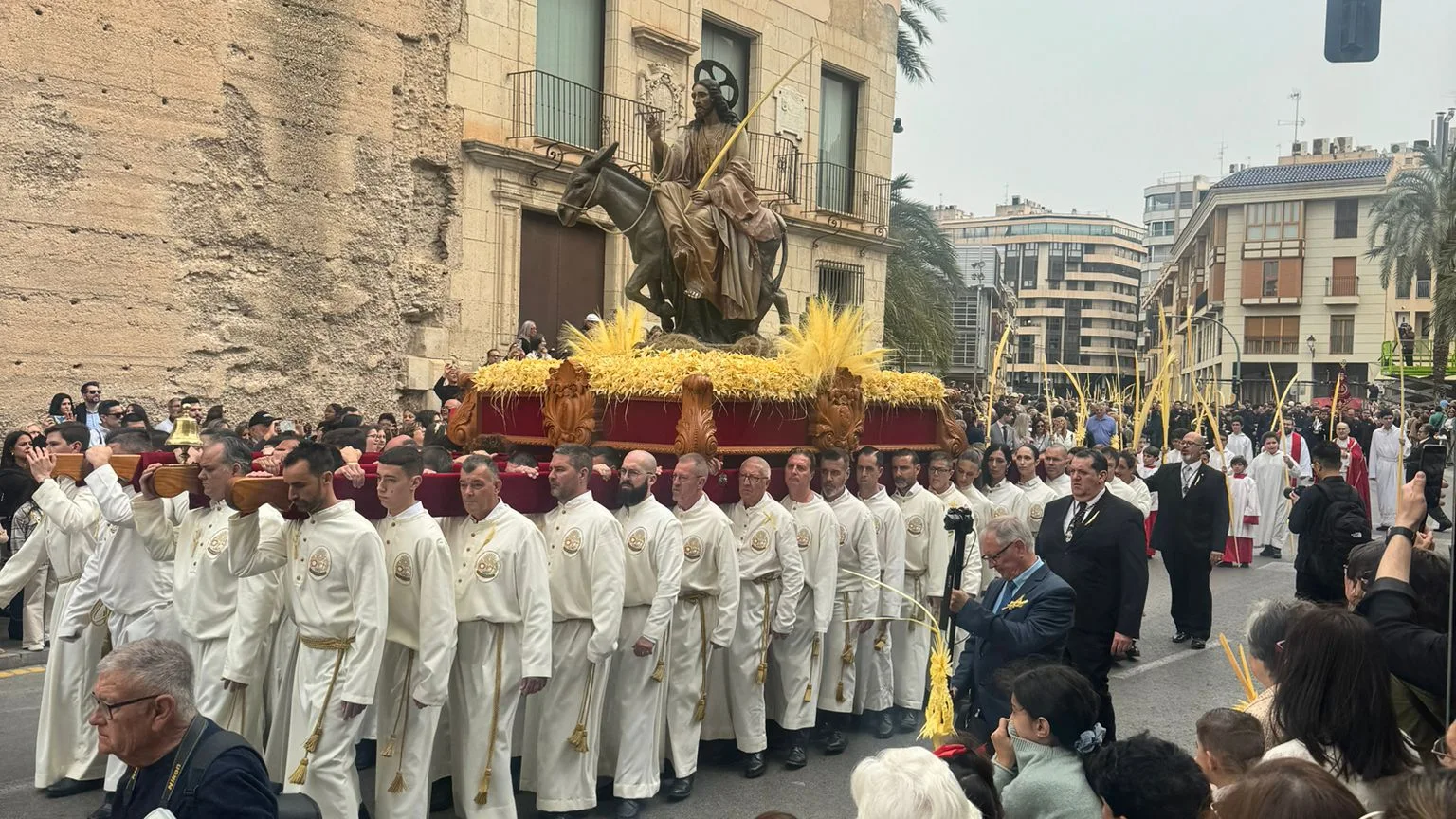 Paso de Jesús Triunfante de Elche en la procesión de Domingo de Ramos de 2024. Paso de Jesús Triunfante de Elche en la procesión de Domingo de Ramos de 2024.