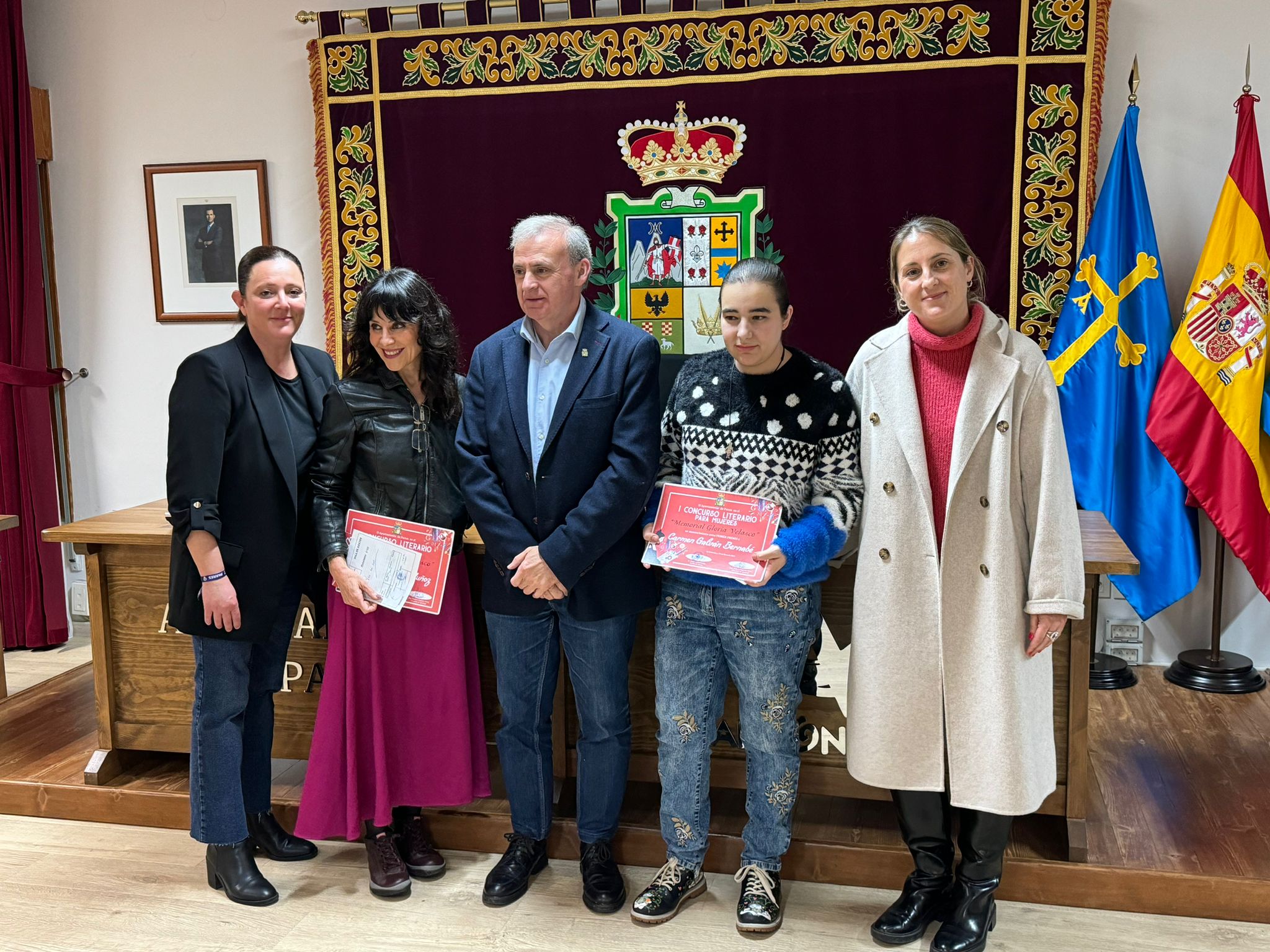 El Ayuntamiento de Parres entregó los premios del certamen literario "Gloria Velasco" El Ayuntamiento de Parres entregó los premios del certamen literario "Gloria Velasco"