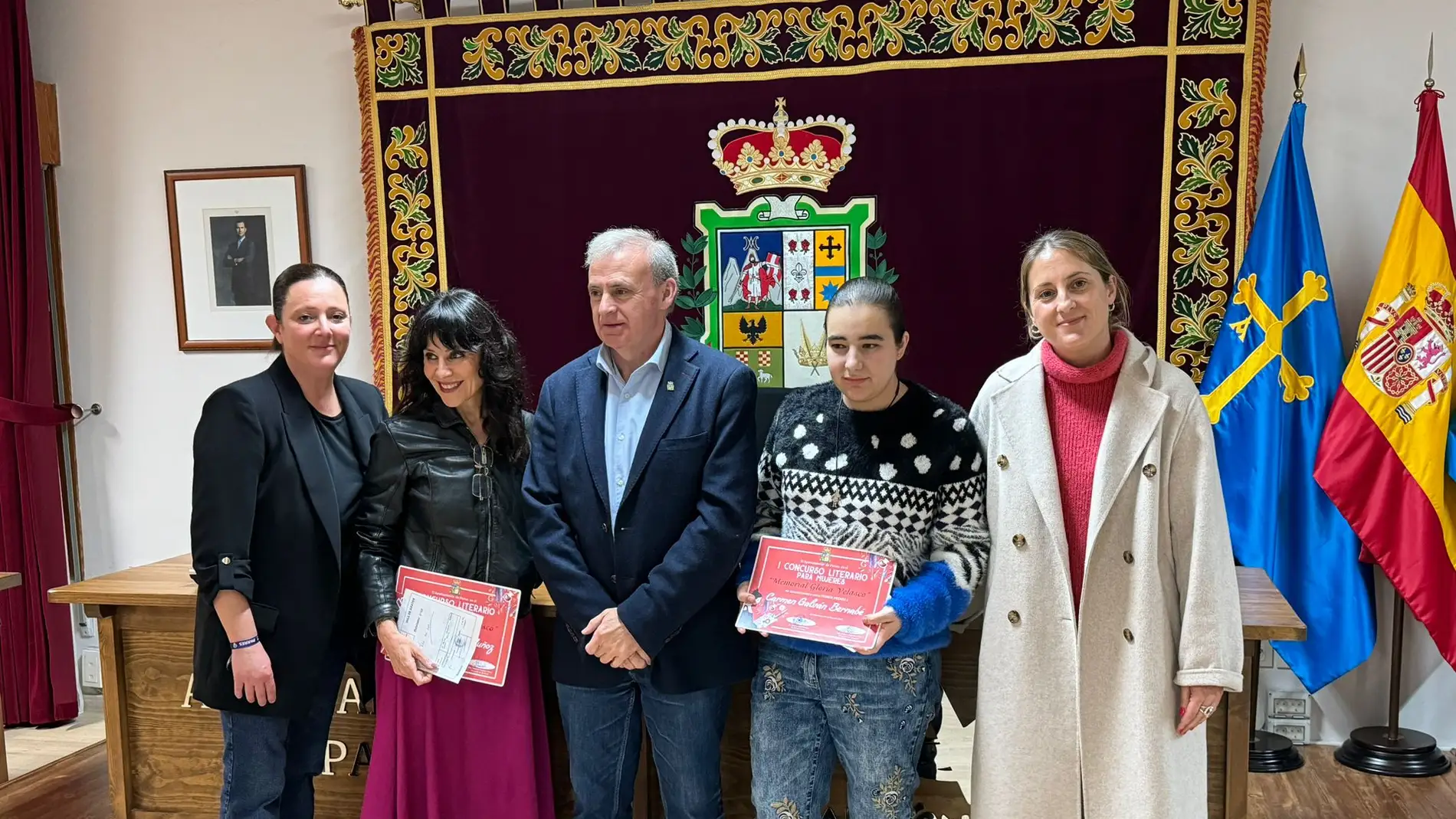 El Ayuntamiento de Parres entregó los premios del certamen literario "Gloria Velasco"