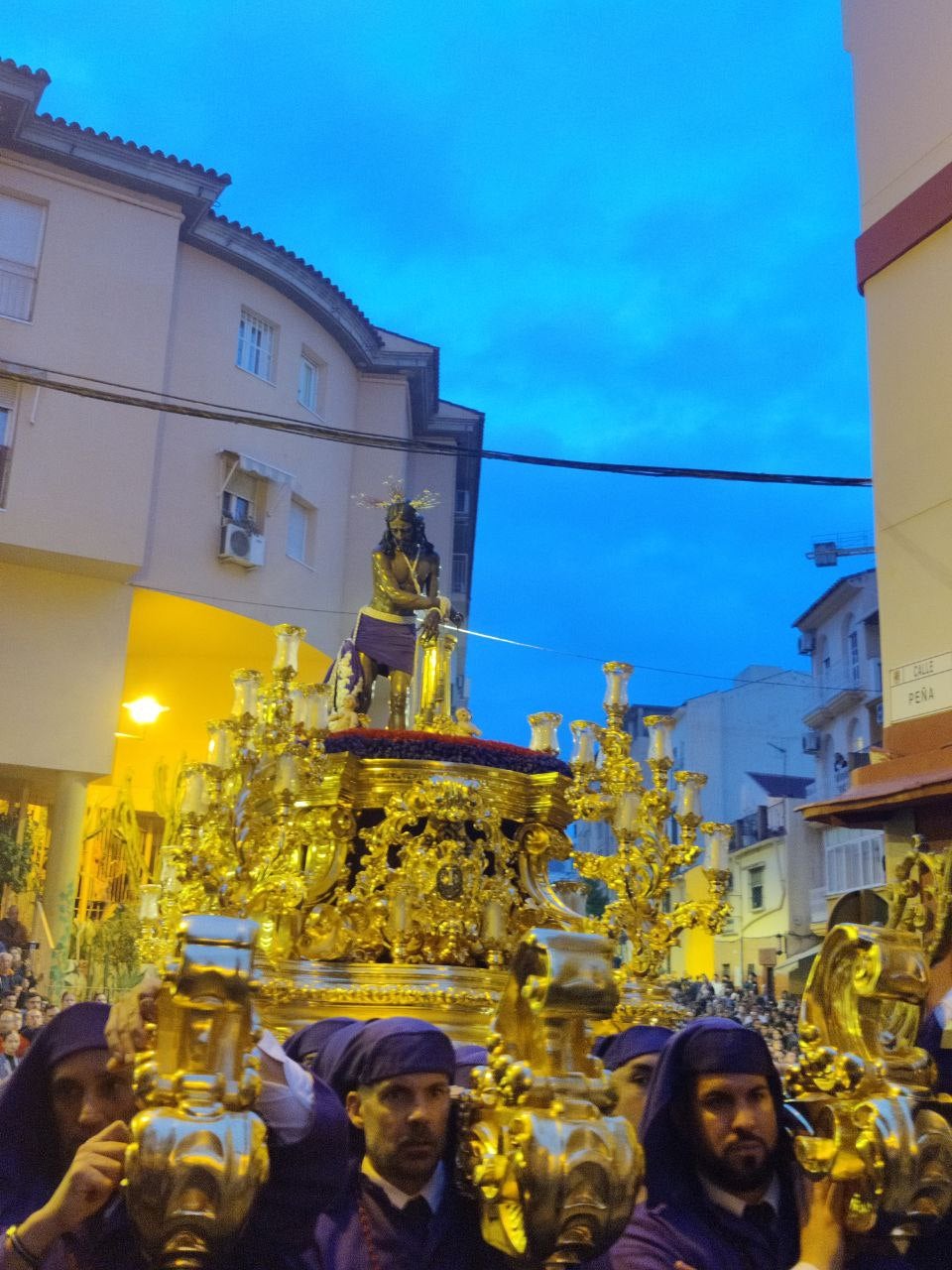 Con gritos de "Moreno" ha salido la cofradía de Gitanos Con gritos de "Moreno" ha salido la cofradía de Gitanos