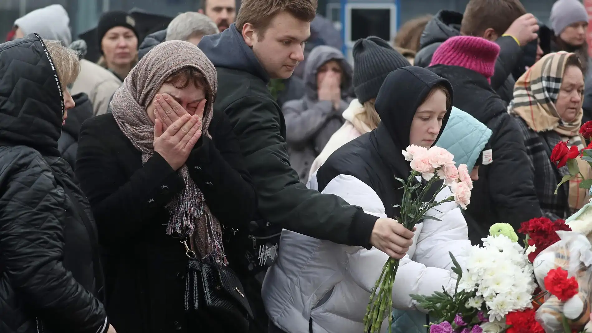 Una marea de personas rinde homenaje a los fallecidos en el atentado en Moscú.
