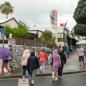 Turistas pasean por Puerto del Carmen, Lanzarote (Canarias) en un día con alerta meteorológica por DANA 24/03/2024