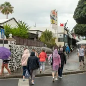 Turistas pasean por Puerto del Carmen, Lanzarote (Canarias) en un día con alerta meteorológica por DANA 24/03/2024 Turistas pasean por Puerto del Carmen, Lanzarote (Canarias) en un día con alerta meteorológica por DANA 24/03/2024