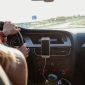 1 de cada 3 jóvenes admite revisar sus mensajes al volante 