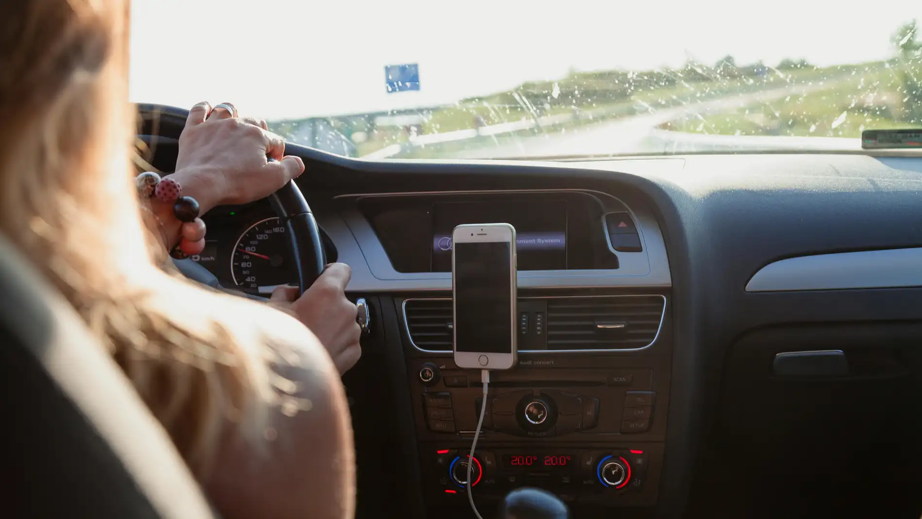 1 de cada 3 jóvenes admite revisar sus mensajes al volante 
