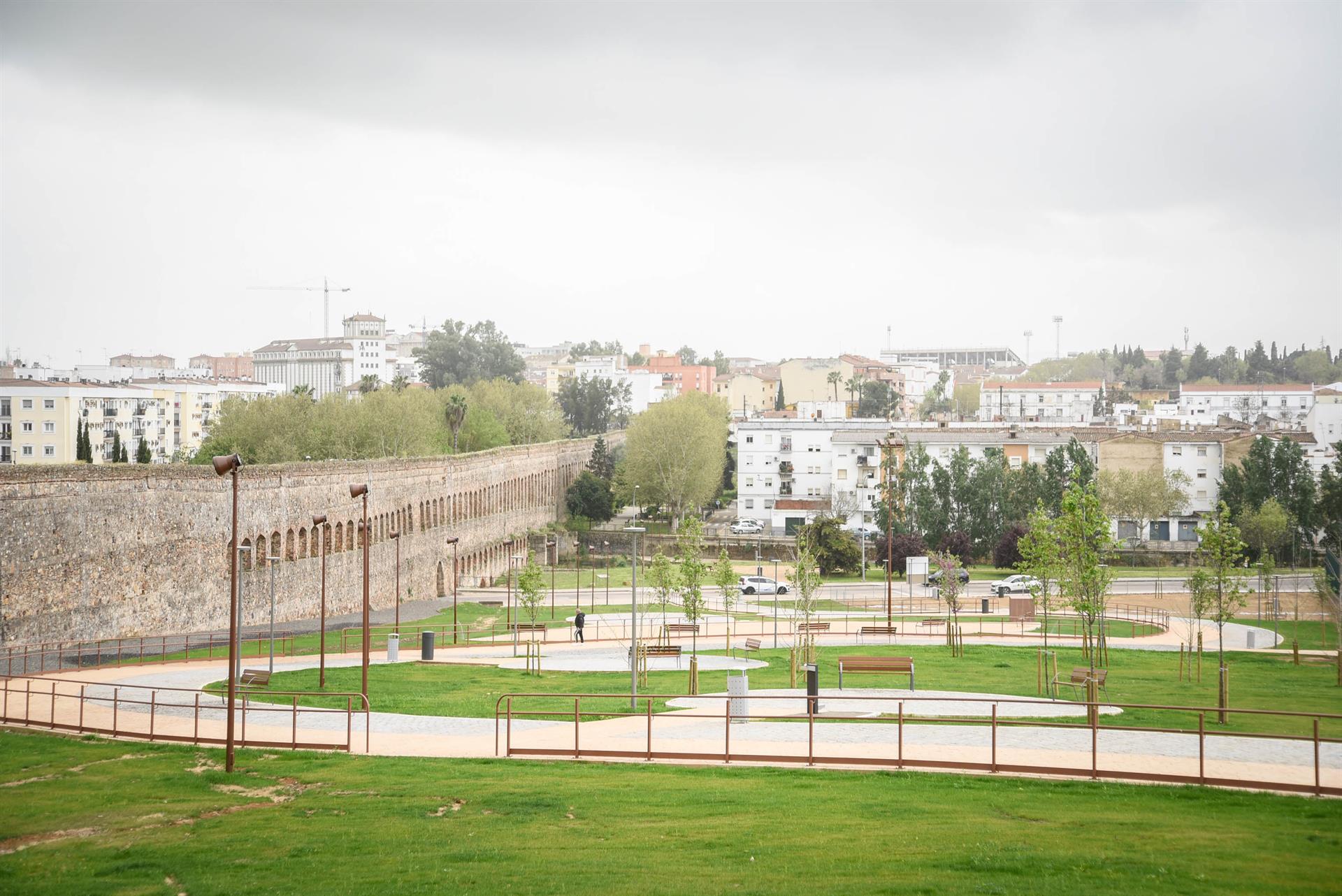 El alcalde de Mérida inaugura la transformación de los jardines y paseos junto al acueducto de San Lázaro El alcalde de Mérida inaugura la transformación de los jardines y paseos junto al acueducto de San Lázaro