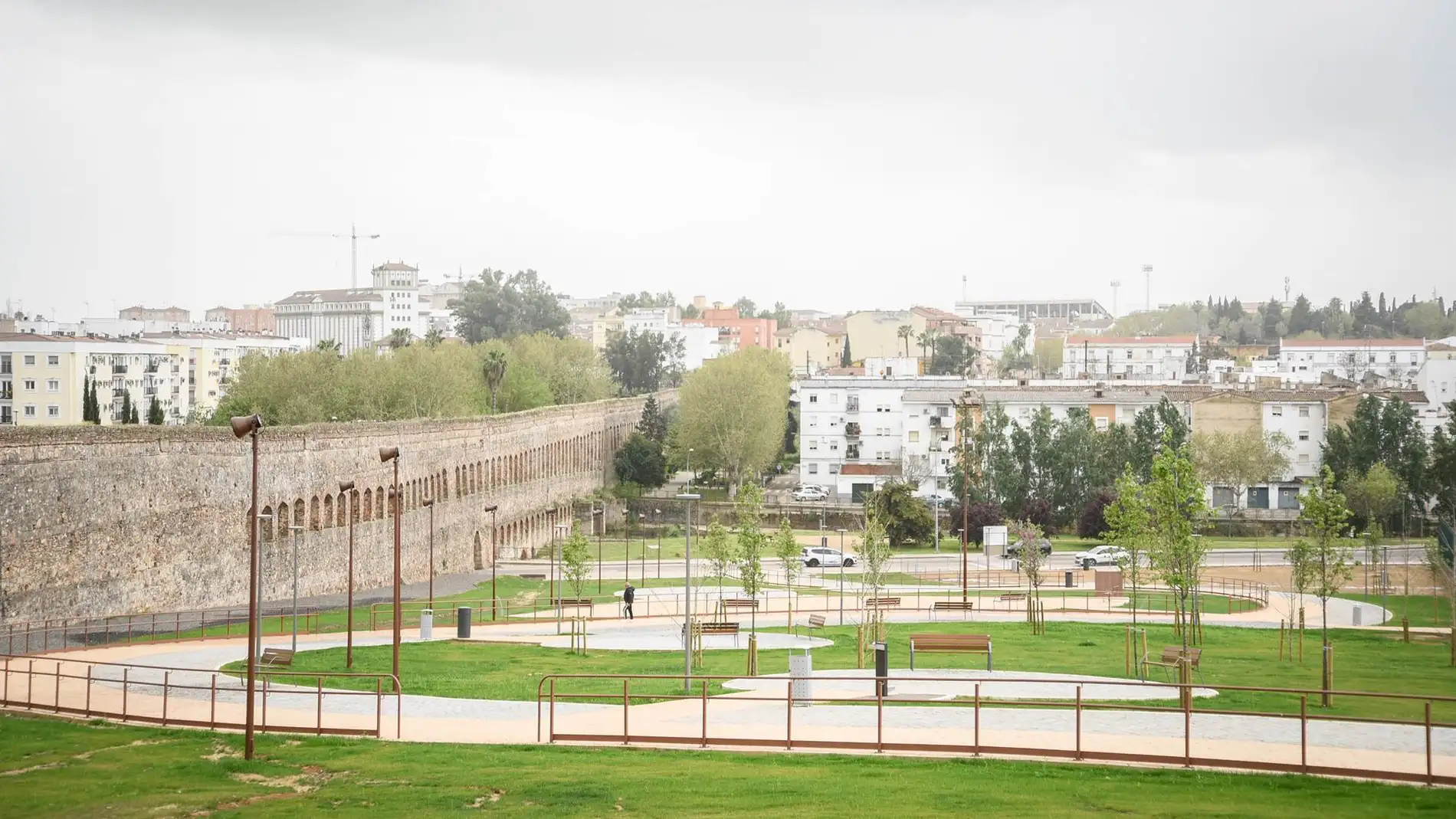 El alcalde de Mérida inaugura la transformación de los jardines y paseos junto al acueducto de San Lázaro
