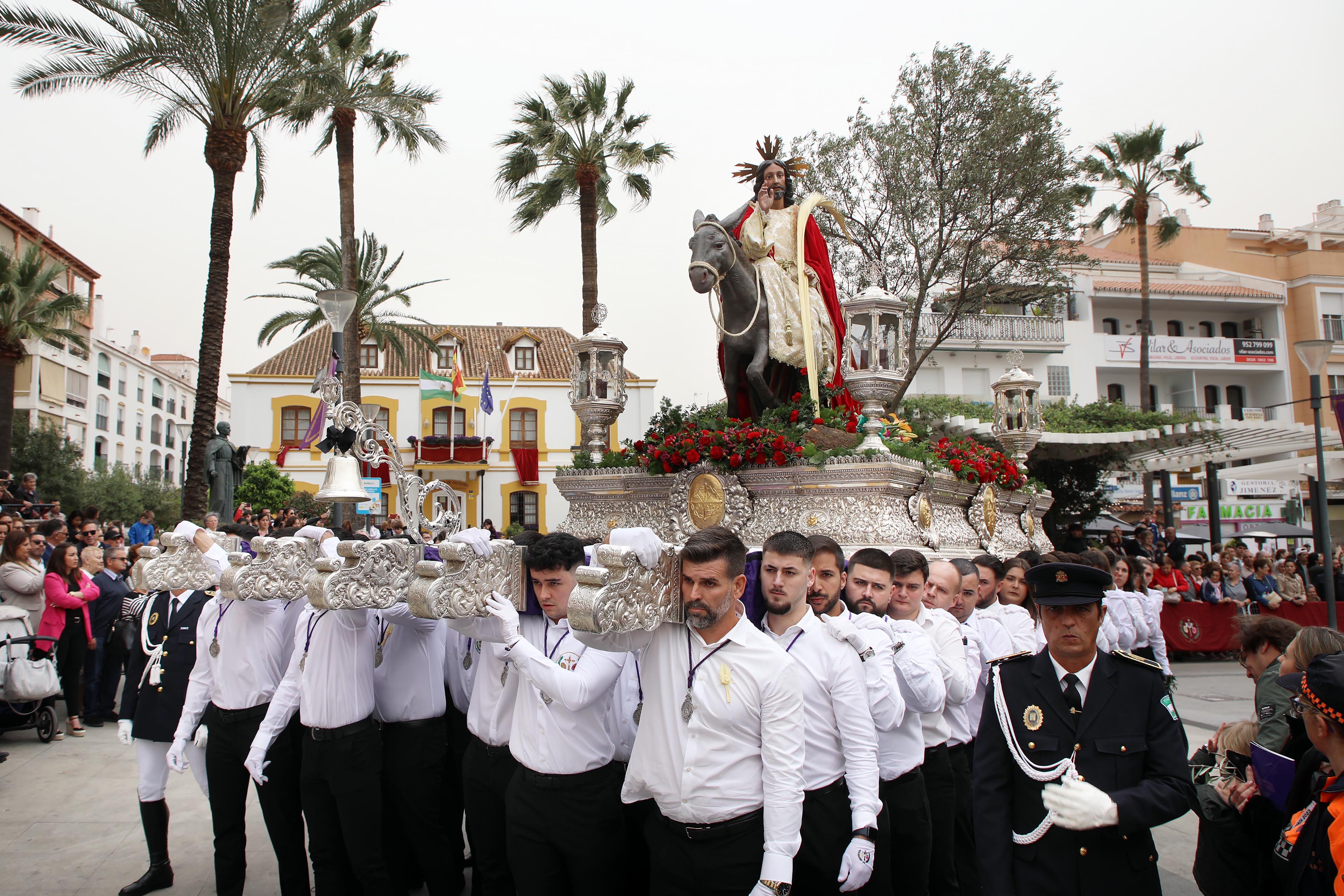 La lluvia protagoniza el inicio de la Semana Santa en Marbella La lluvia protagoniza el inicio de la Semana Santa en Marbella