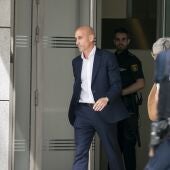 El expresidente de la Real Federación Española de Fútbol (RFEF), Luis Rubiales, sale de declarar de la Audiencia Nacional.