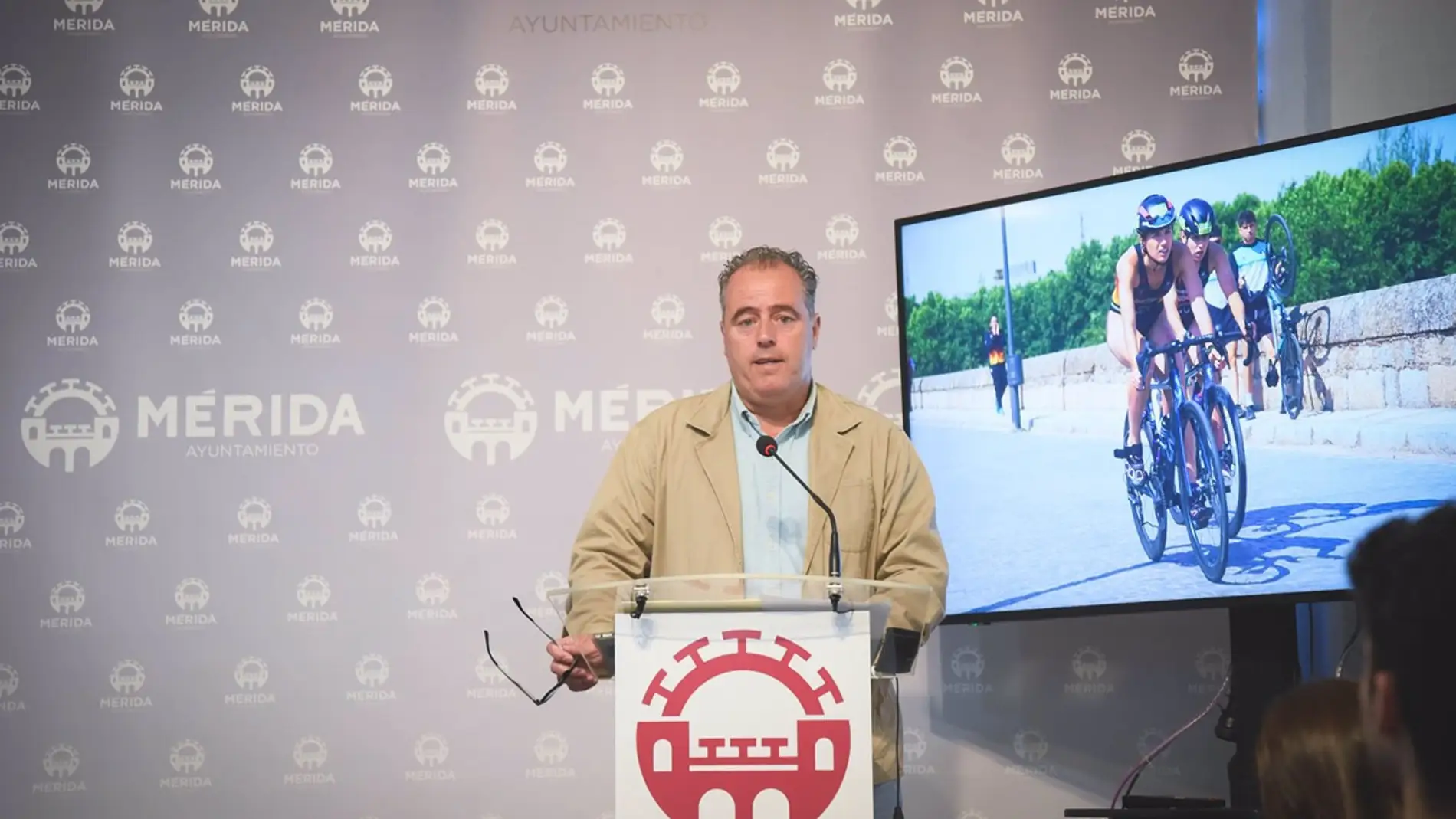 El delegado de deportes, Toni Marín, presenta las ayudas al deporte emeritense