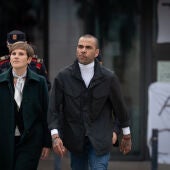 Dani Alves sale de prisión tras pagar la fianza de un millón de euros. El futbolista está acompañado de la abogada Inés Guardiola.