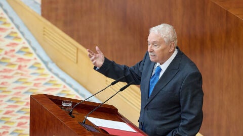 El expresidente de la Comunidad de Madrid Joaqu&iacute;n Leguina interviene durante un pleno extraordinario en la Asamblea de Madrid