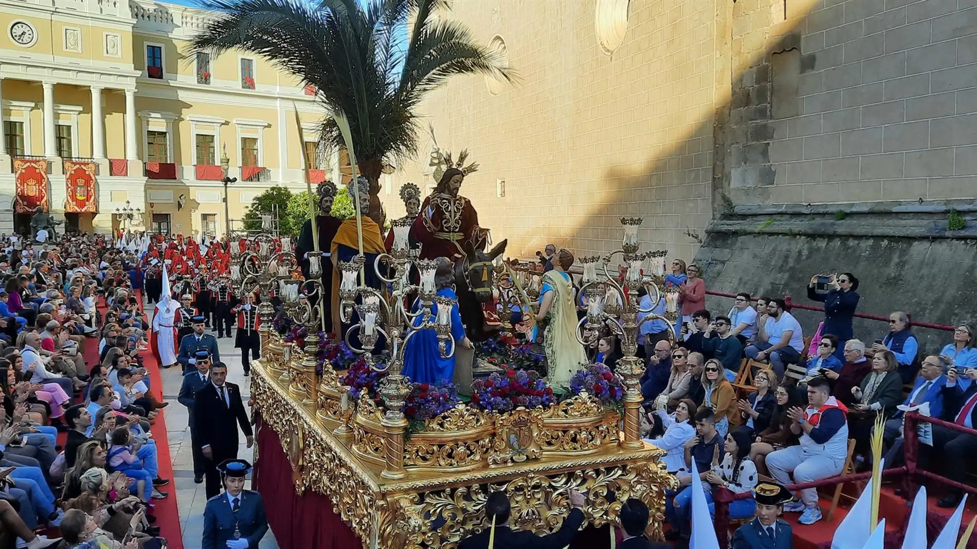 Más de 280 nazarenos procesionan este Domingo de Ramos en Badajoz con 'La borriquita'