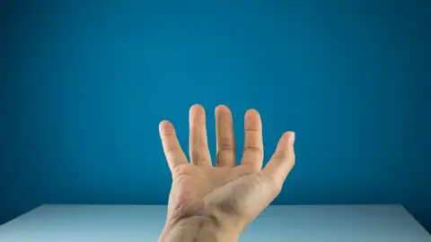 Una mano en una habitación azul Una mano en una habitación azul