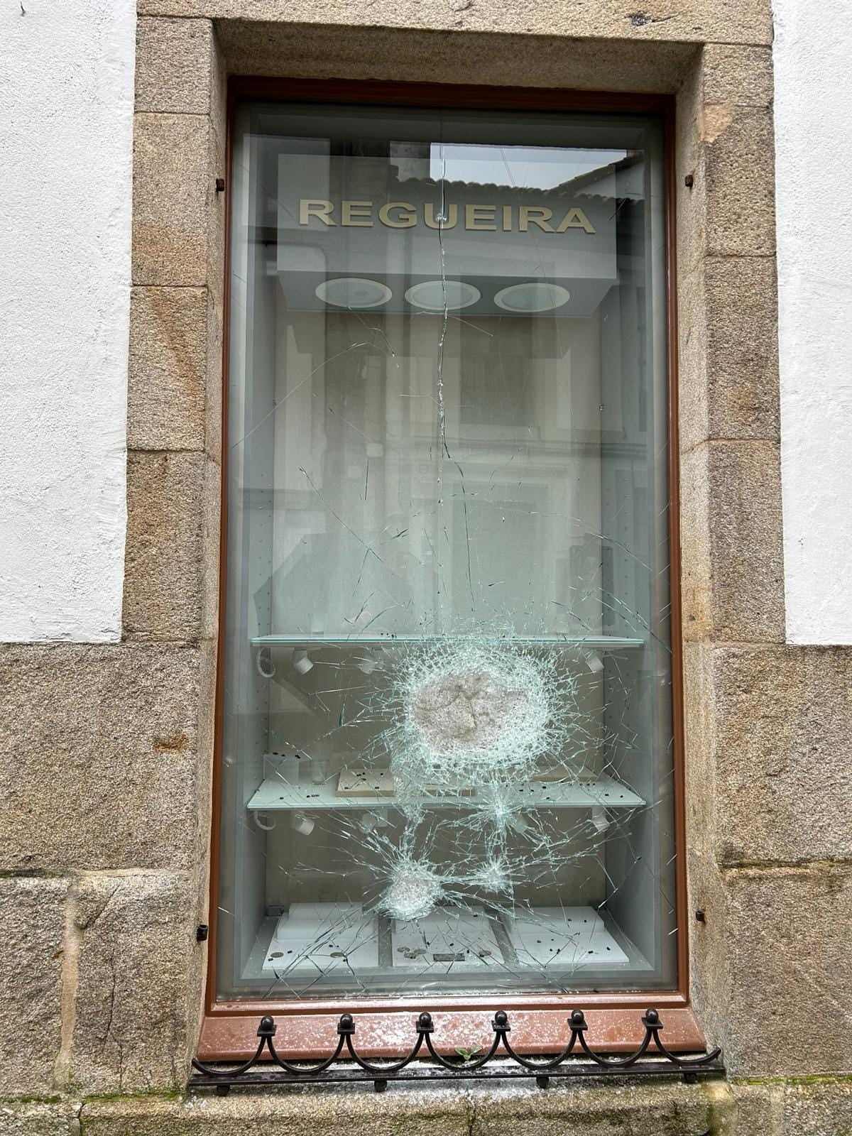 Destrozan el escaparate de la Joyería Regueira en san Martiño Pinario y sustraen varias piezas de oro Destrozan el escaparate de la Joyería Regueira en san Martiño Pinario y sustraen varias piezas de oro