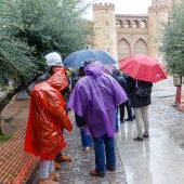 Varias personas se protegen de la lluvia este lunes en Zaragoza. 