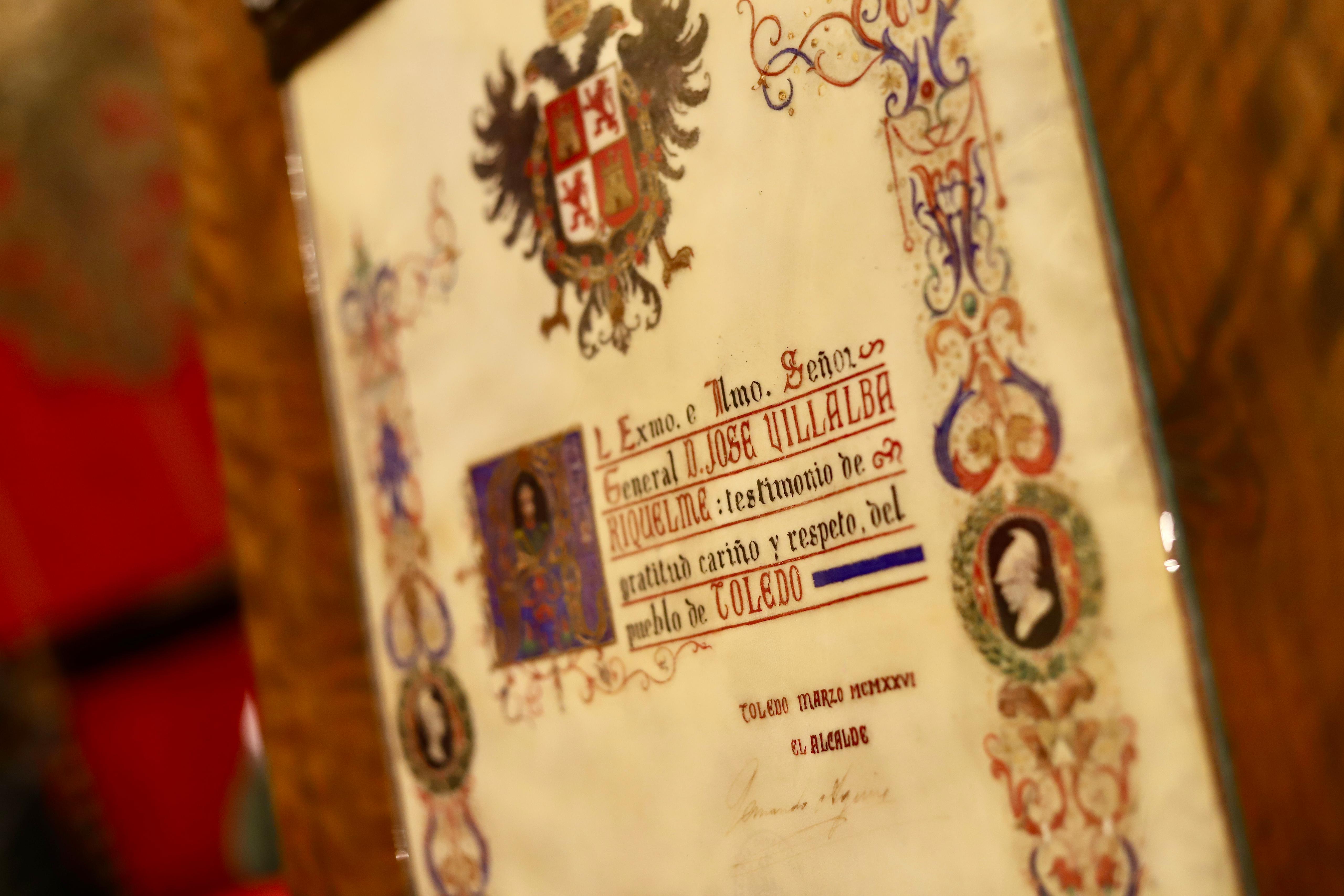 Los descendientes del general Villalba ceden a Toledo el pergamino que recibió en 1926 Los descendientes del general Villalba ceden a Toledo el pergamino que recibió en 1926