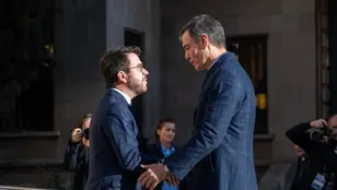 El presidente del Gobierno, Pedro Sánchez y el hasta ahora president de la Generalitat, Pere Aragonès.