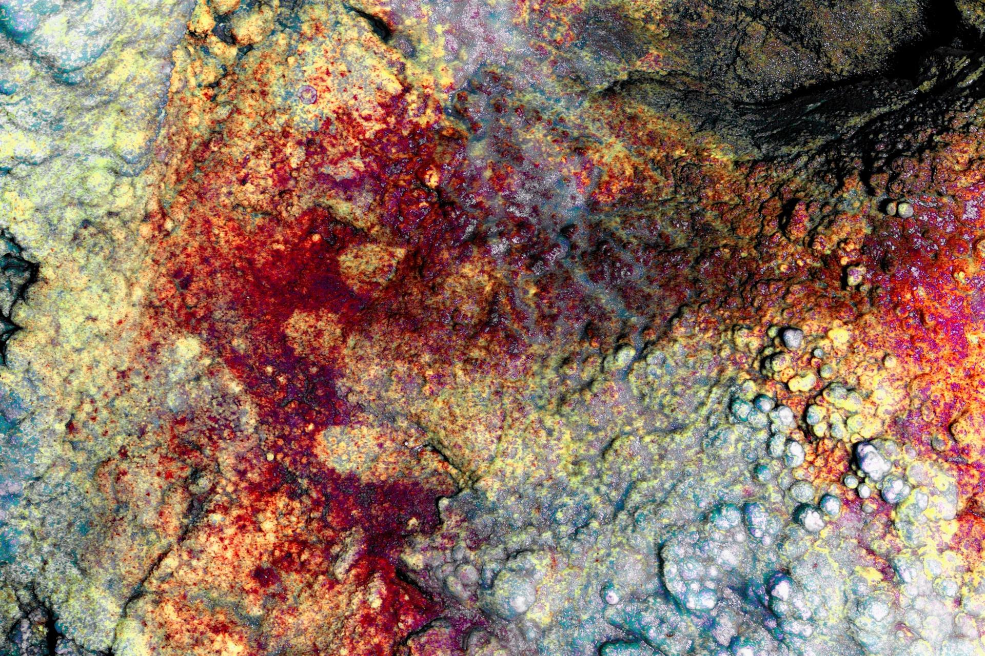 Hallada una nueva mano en negativo en la Cueva de Maltravieso de Cáceres Hallada una nueva mano en negativo en la Cueva de Maltravieso de Cáceres