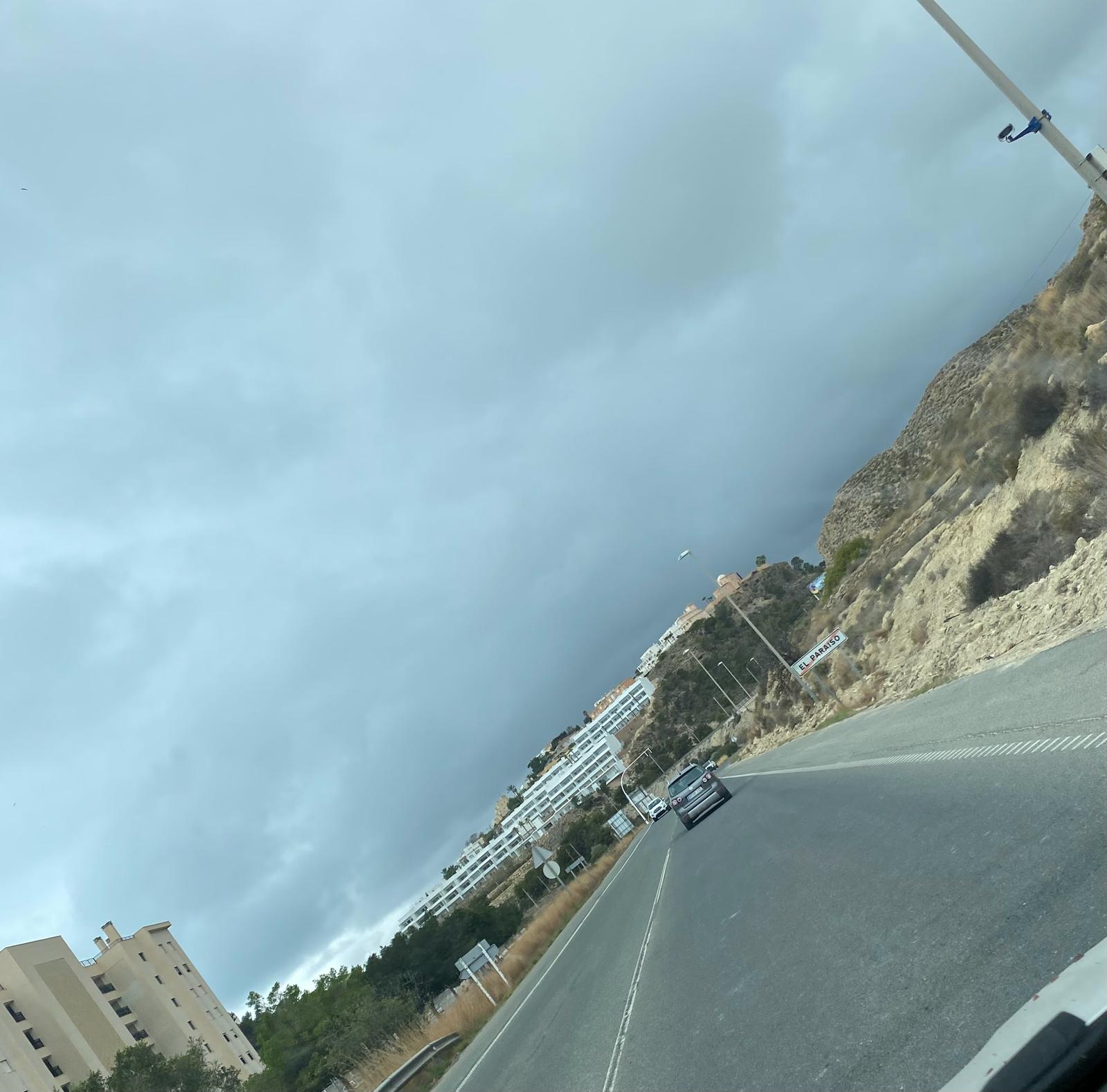 Esta tarde se marchan las lluvias de la Marina Baixa, pero no las nubes Esta tarde se marchan las lluvias de la Marina Baixa, pero no las nubes