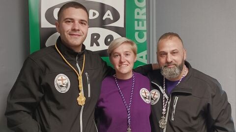 &Oacute;scar Rivera, Jessica Almaz&aacute;n y Alejandro Mac&iacute;as, miembros de la Cofrad&iacute;a del Cristo de la Esperanza y el Trabajo de Alcal&aacute; de Henares