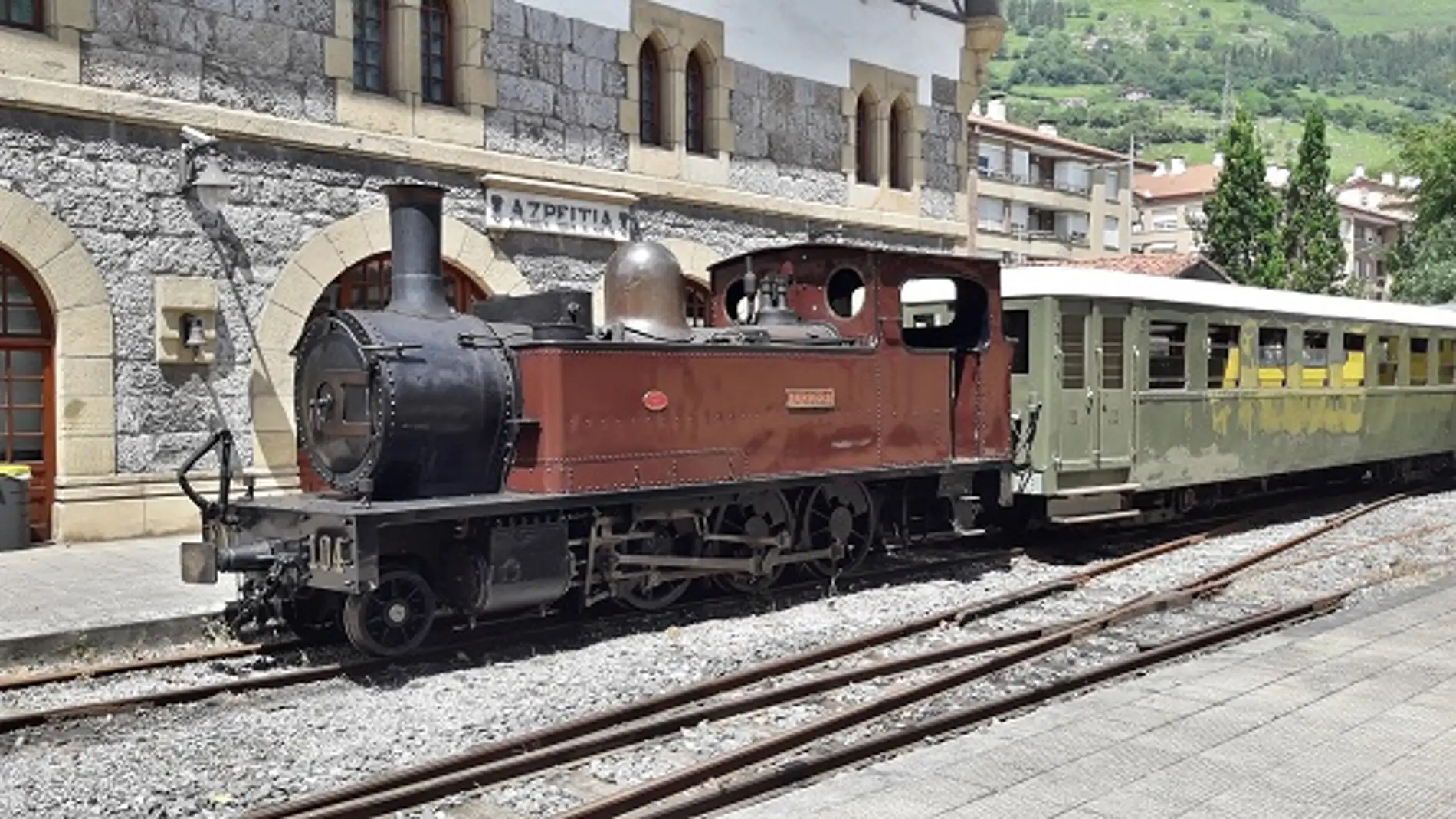 Tren de vapor en la estación de Azpeitia