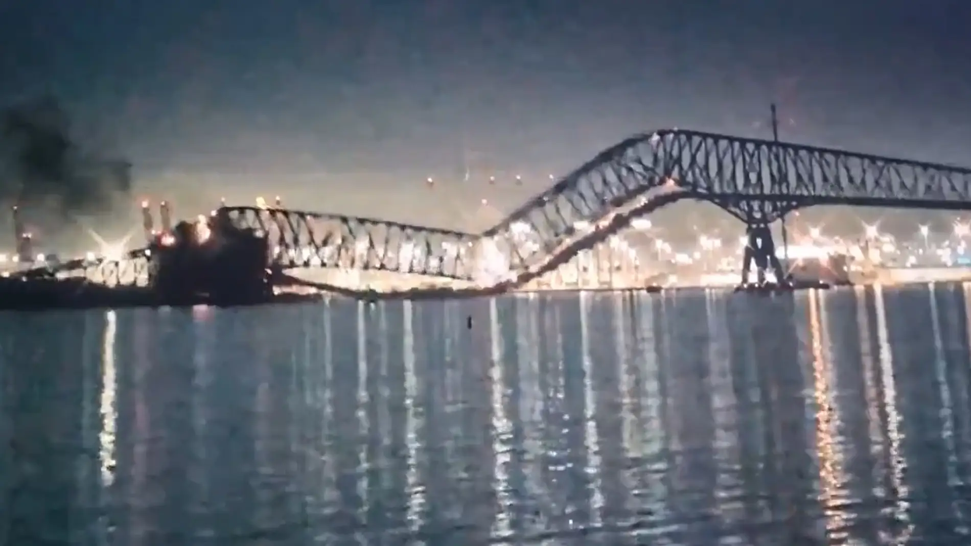 Un buque choca y derriba un puente en Baltimore mientras circulaban varias decenas de coches.