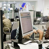 Varias personas son atendidas en la Agencia Tributaria para presentar la declaración de la renta en una fotografía de archivo. Varias personas son atendidas en la Agencia Tributaria para presentar la declaración de la renta en una fotografía de archivo.
