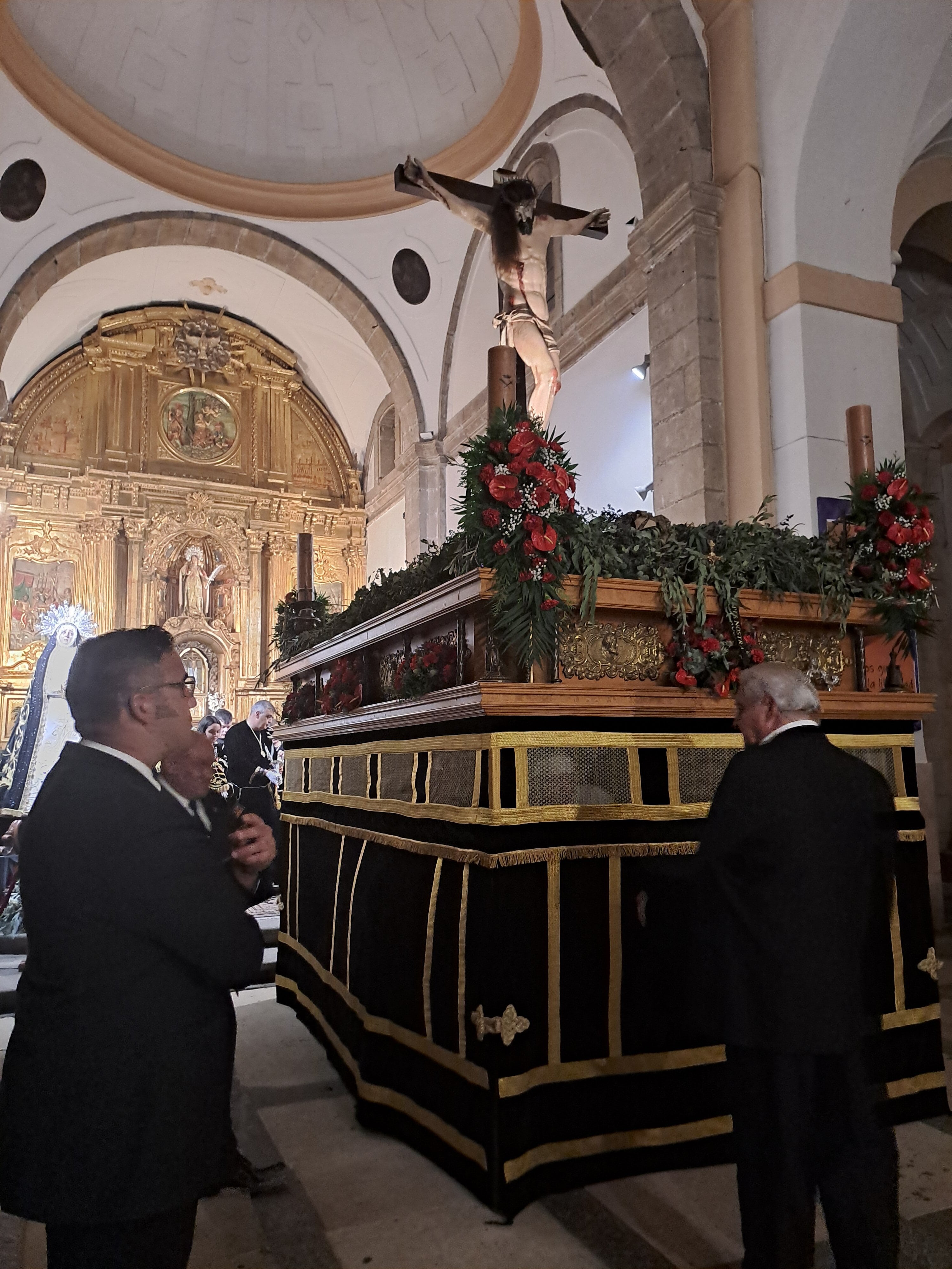 La procesión de los Cinco Misterios se celebró en el interior de Santa Eulalia por la lluvia La procesión de los Cinco Misterios se celebró en el interior de Santa Eulalia por la lluvia