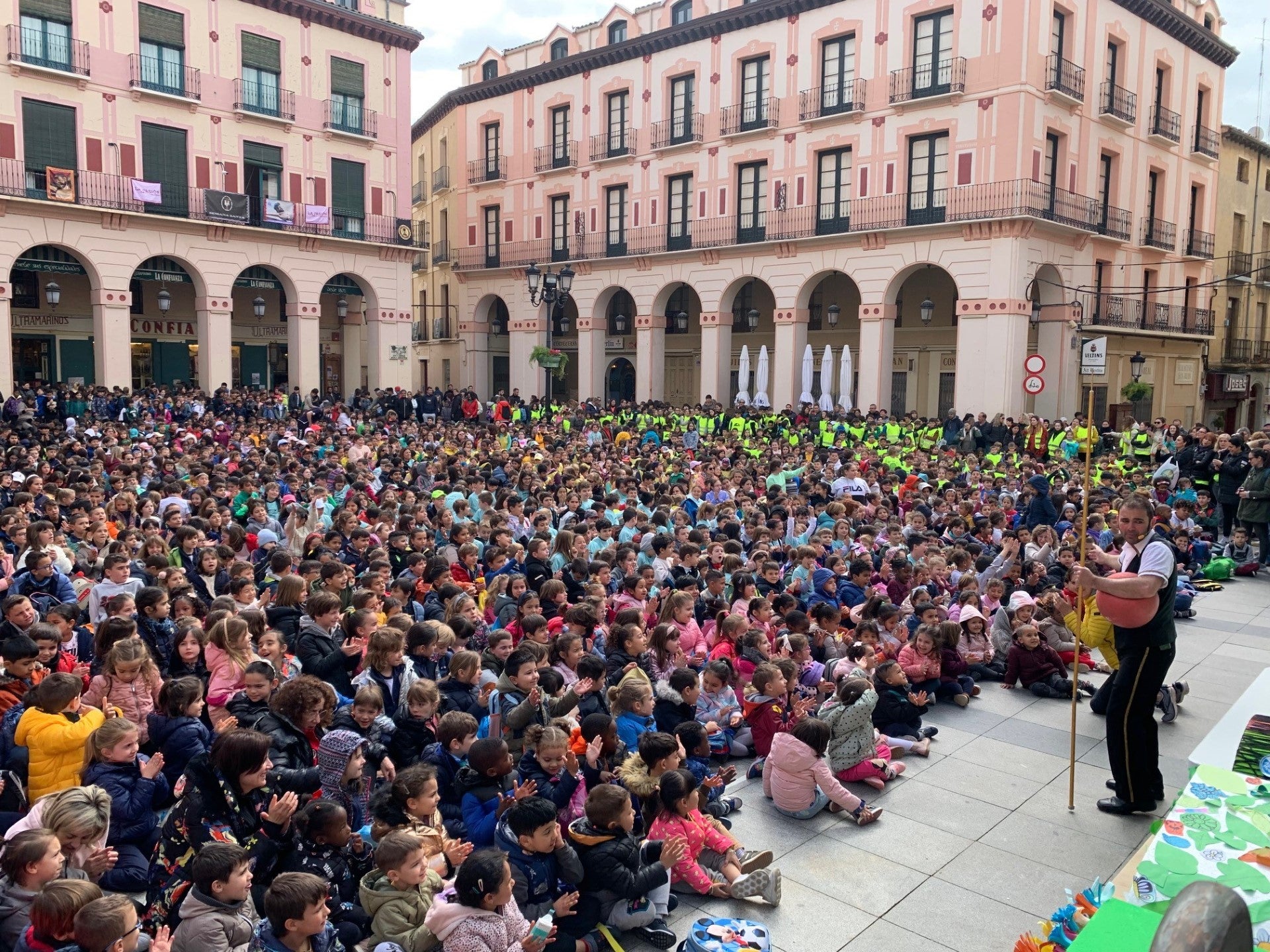 La Mini Marcha de Aspace vuelve a llenar de color el centro de Huesca La Mini Marcha de Aspace vuelve a llenar de color el centro de Huesca