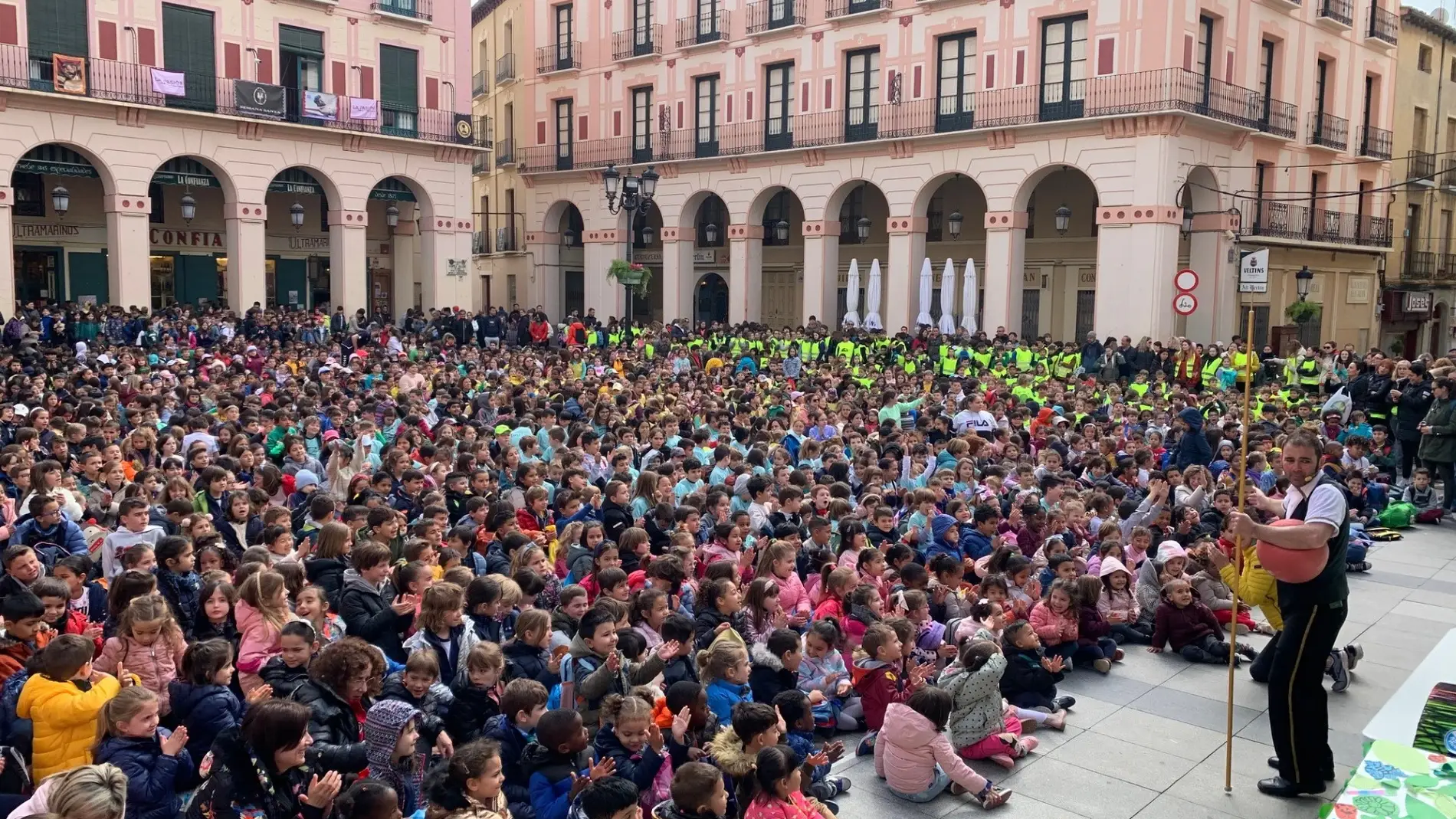 La Mini Marcha de Aspace vuelve a llenar de color el centro de Huesca
