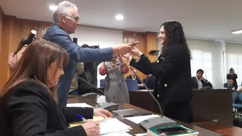 María Pan recibe el bastón de mando del Concello de Cambre Tras la renuncia de Óscar García Patiño.
