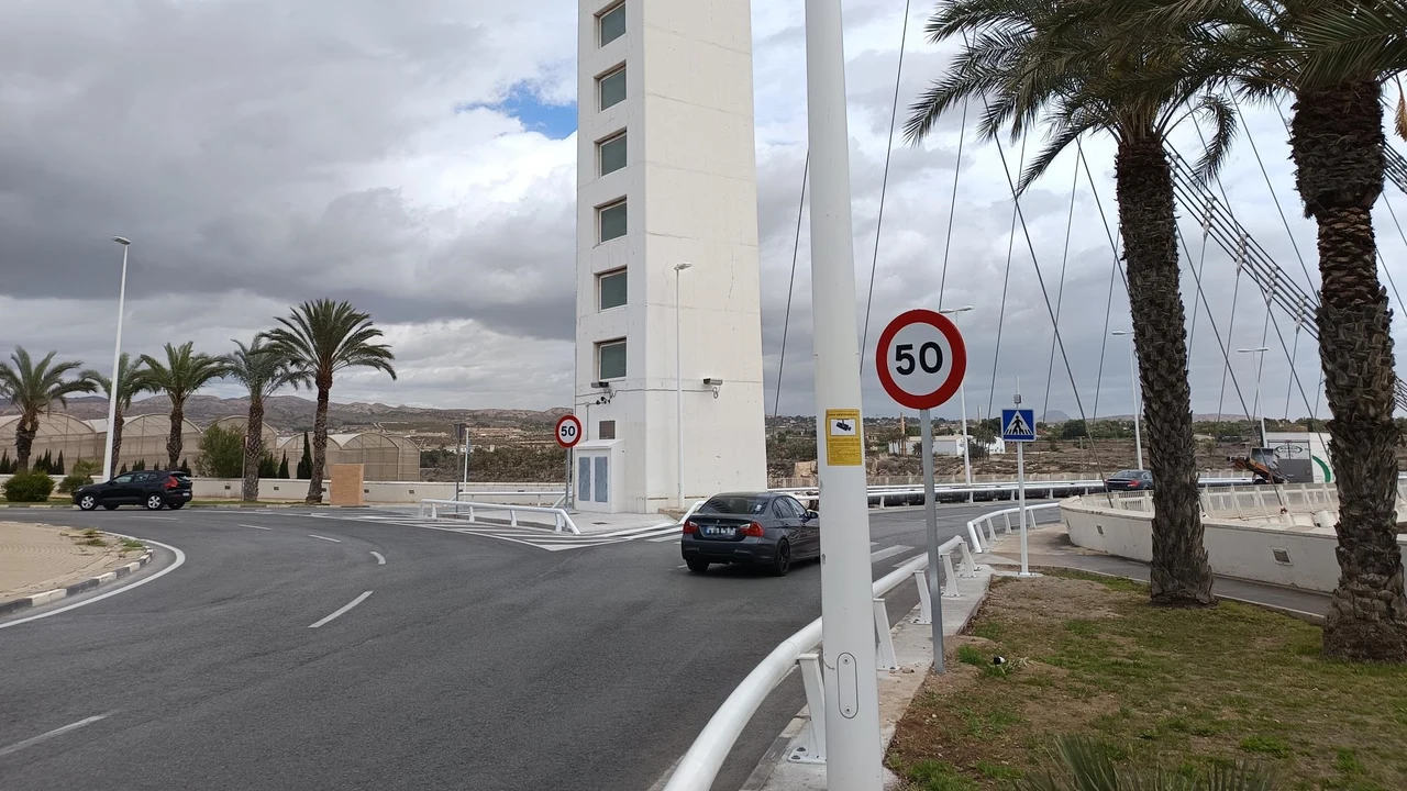 Vehículos accediendo al puente del Bimil·lenari de Elche.