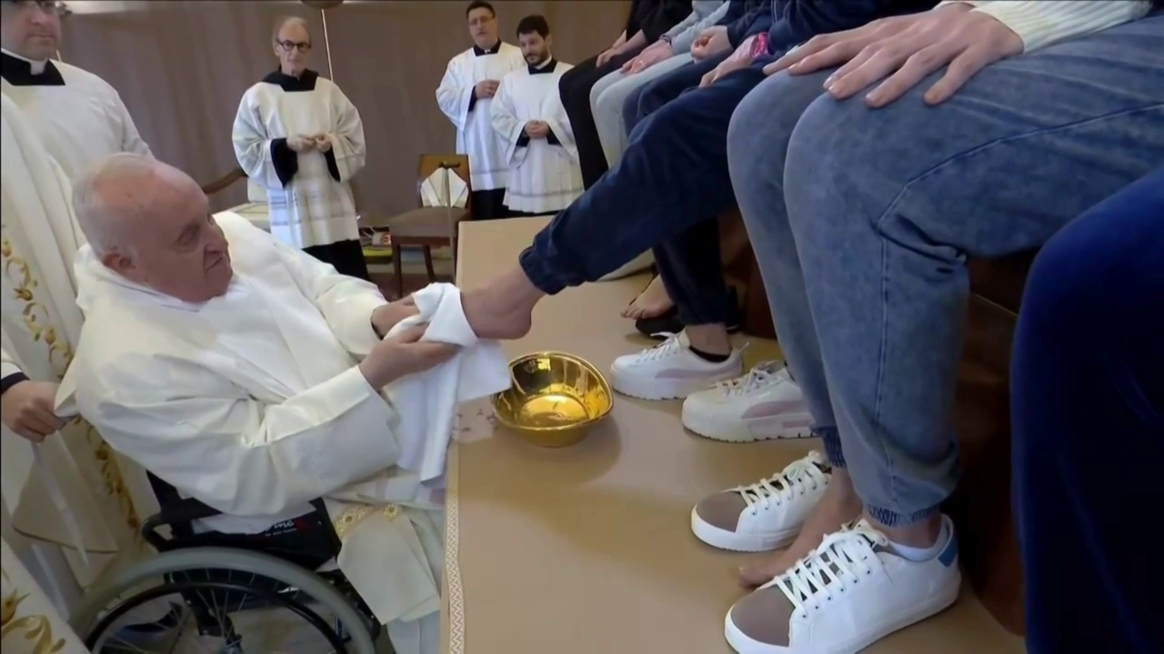 El papa Francisco en silla de ruedas lava los pies a doce reclusas por Jueves Santo El papa Francisco en silla de ruedas lava los pies a doce reclusas por Jueves Santo
