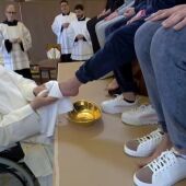 El papa Francisco en silla de ruedas lava los pies a doce reclusas por Jueves Santo