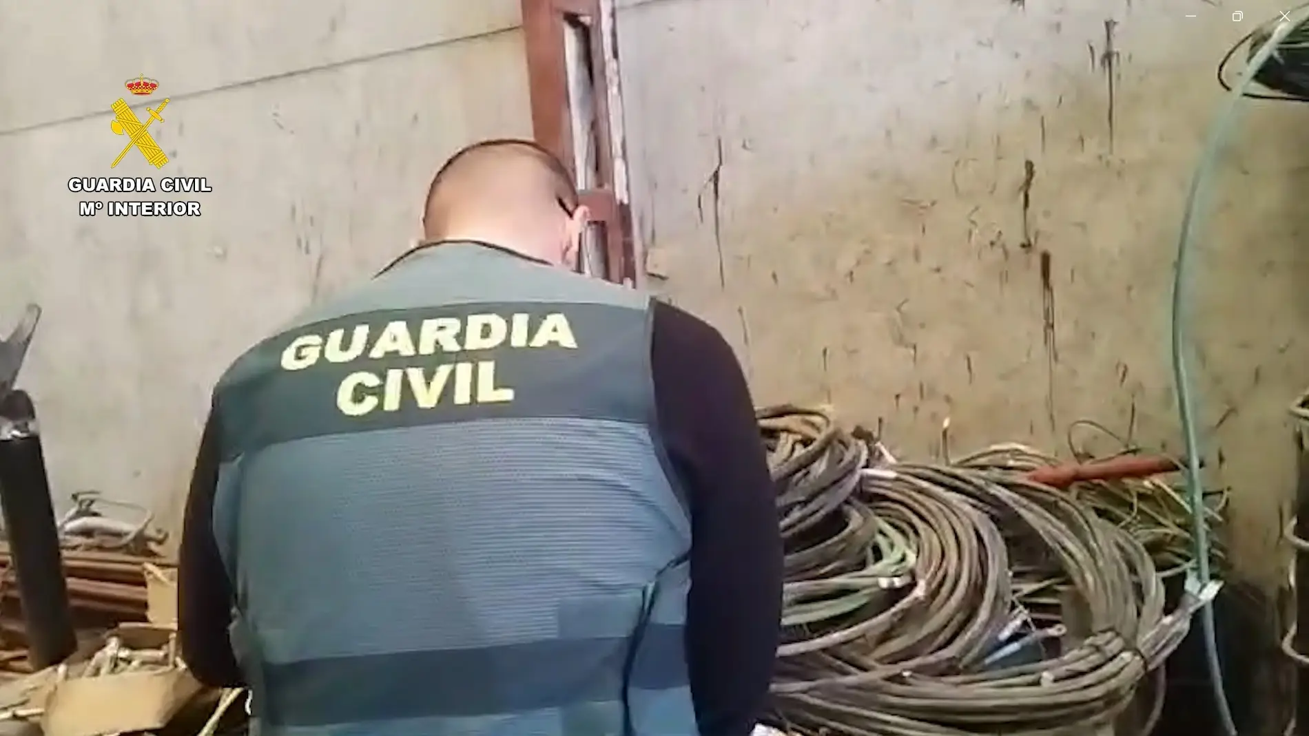 La Guardia Civil ha localizado en una chatarrería de Petrer 1200 kilos de cable del alumbrado público y de fibra óptica robado en Castalla.