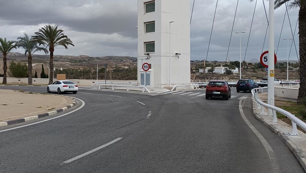 Vehículos accediendo al puente del Bimil·lenari de Elche.